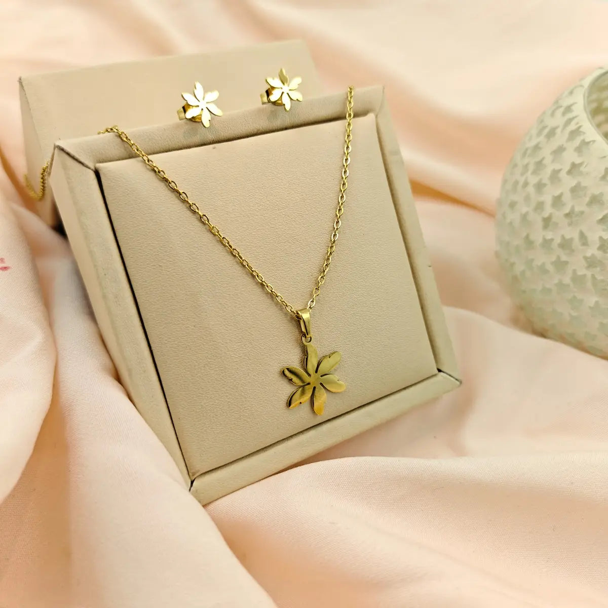 Minimalist Flower Pendant Set