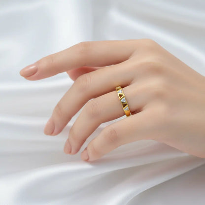 Geometric Triangle Inset Ring