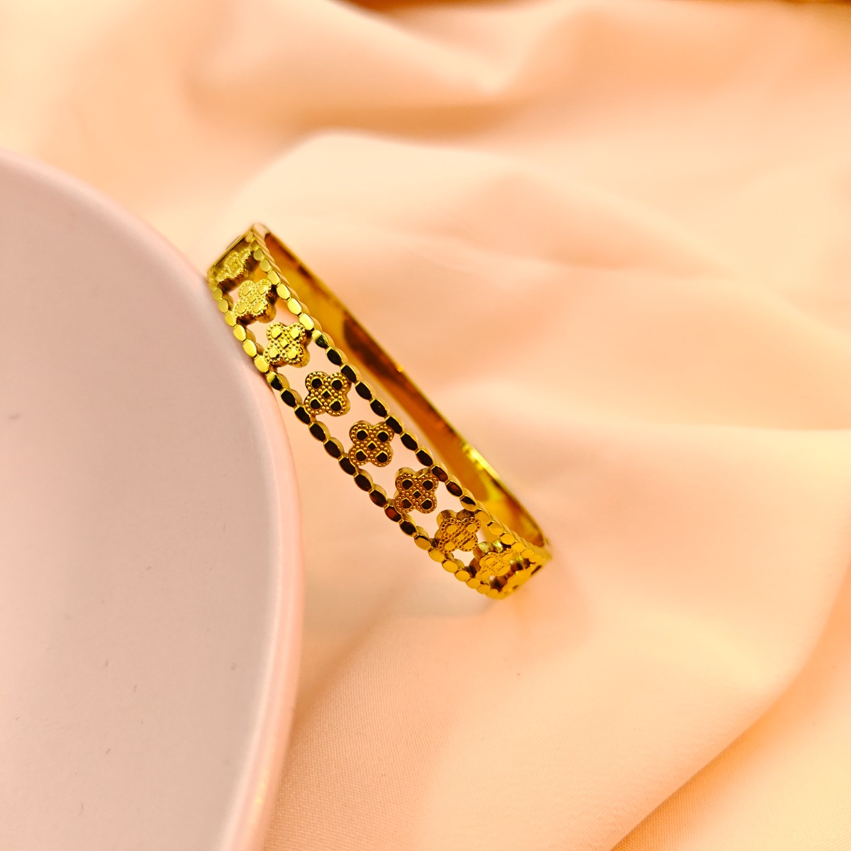 Daily Luck Clover Bangle - Hover