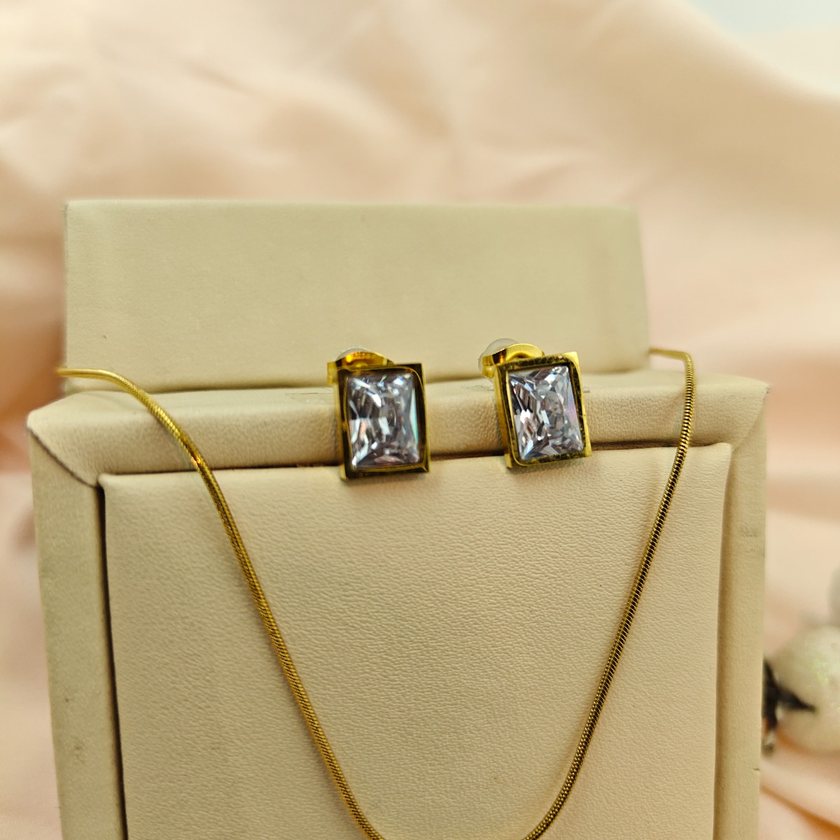 Faceted Cube Pendant Set - Hover