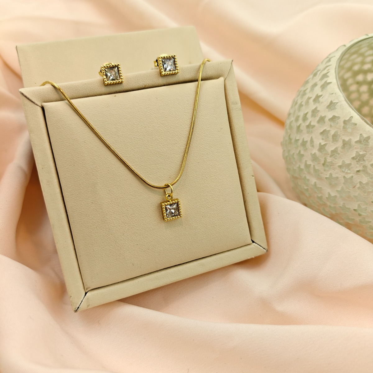 Glimmering Grace Pendant Set