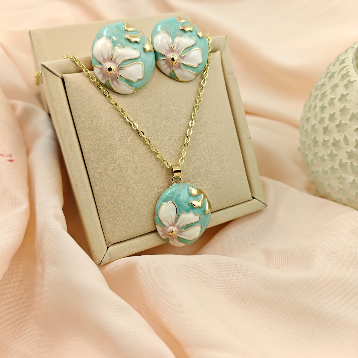 Vintage-Inspired Pendant Set