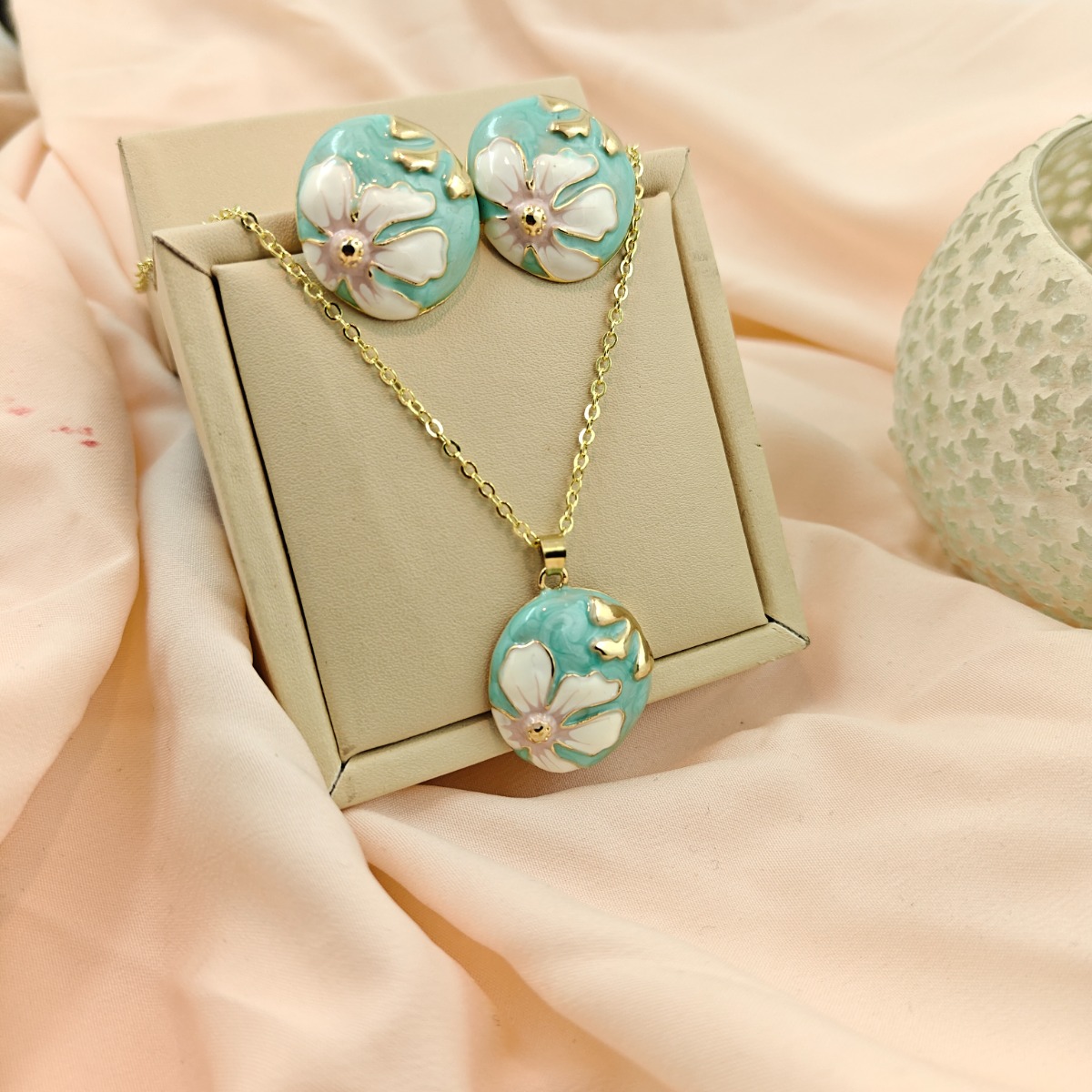 Vintage-Inspired Pendant Set - Hover