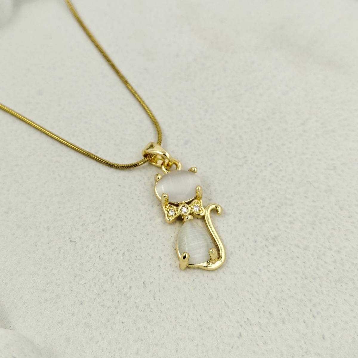 Elegant Pearl Cat Necklace - Hover